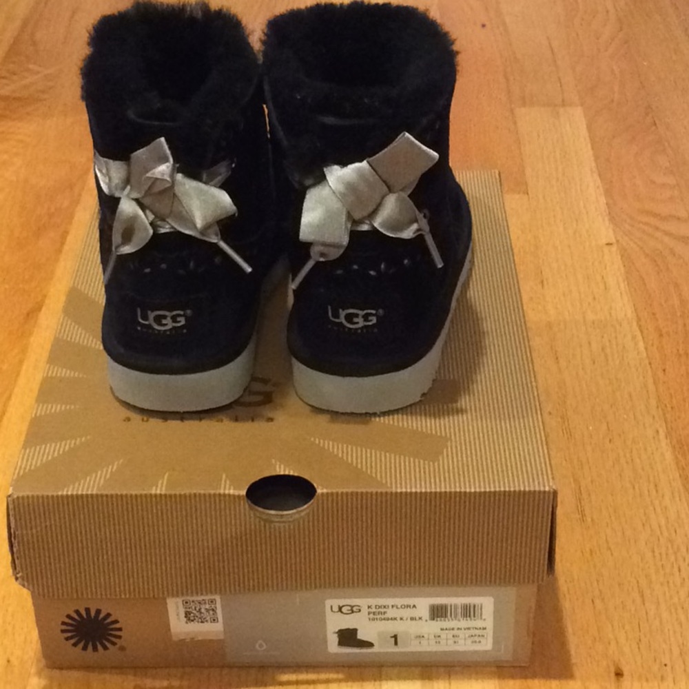 Girl’s Black Ugg Dixi Flora sz 1